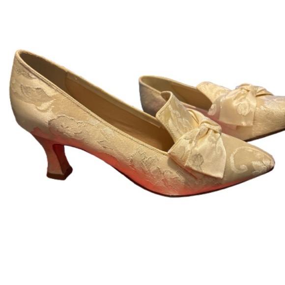 Vintage Cream Satin, Lace & Bow Exquisite Pumps - Picture 10 of 11